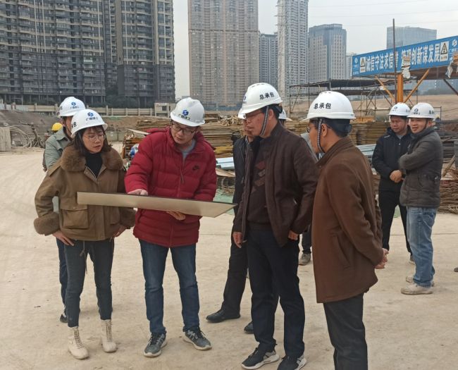 检查现场。张润芳 摄.jpg