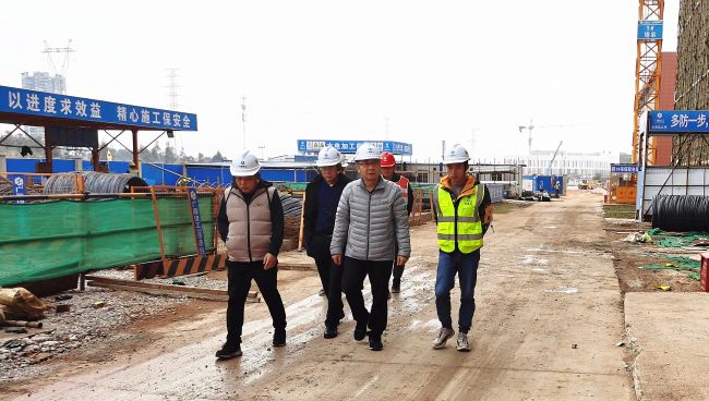 （备选）深入现场查看。陆大南 摄.jpg