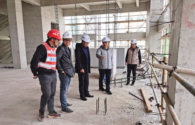 （备选）现场检查指导施工情况。陆大南  摄.jpg