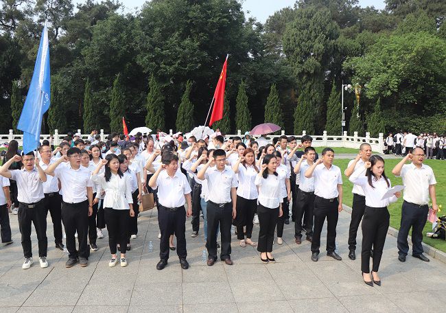 1618278592597539.jpg 重温入党誓词。周煜川摄(修图).jpg