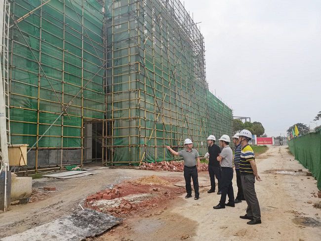 项目管理人员向曾劲松介绍项目进展（修图）周文 摄.jpg