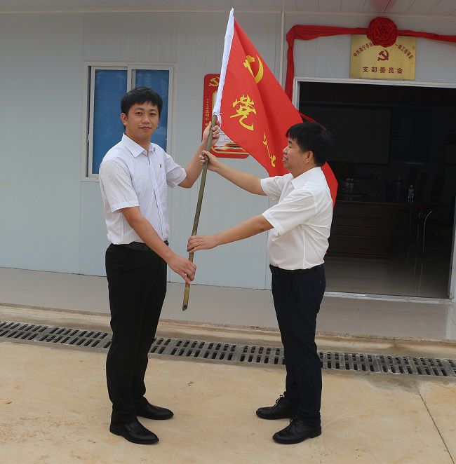 1621935552427047.jpg 授旗仪式。张钊林 摄(修图).jpg