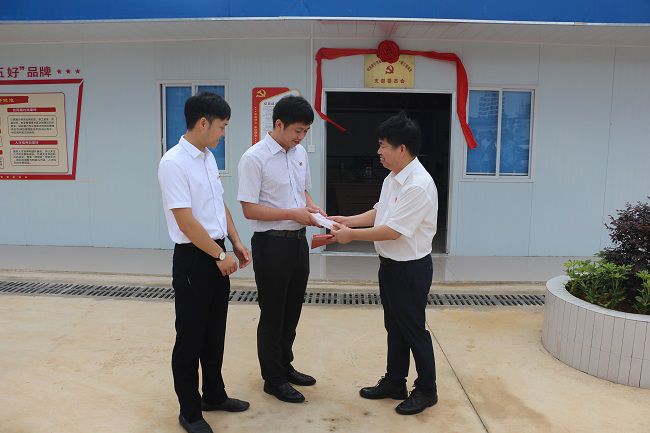 1621935559250875.jpg 赠送红色书籍。张钊林 摄(修图).jpg