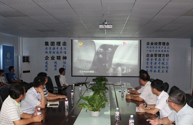 1621935604106718.jpg 主题党日活动观影现场。张钊林 摄(修图).jpg