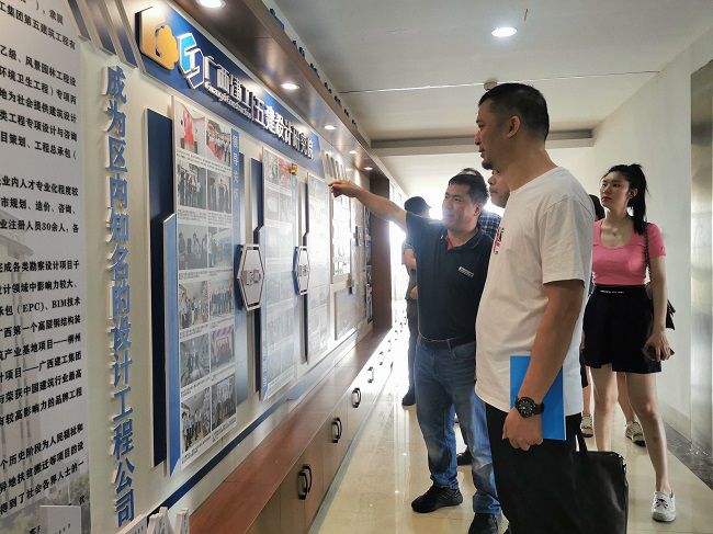 1626410913668283.jpg 参观文化墙。五建设计研究院供图(修图).jpg