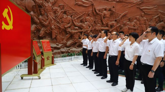 1626411069896395.jpg 重温入党誓词(修图).jpg