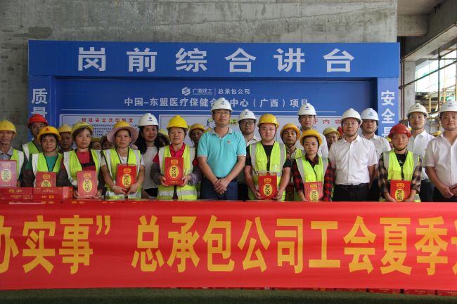 1626418611551581.jpg 公司送清凉。杨桂峰摄(修图).jpg