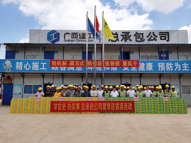 1626418844795270.jpg 送清凉活动。韦文 摄(修图).jpg