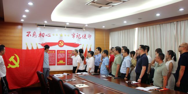 重温入党誓词。王威海  摄.jpg