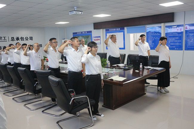 1626420478450112.jpg 重温入党誓词。张钊林 摄(修图).jpg