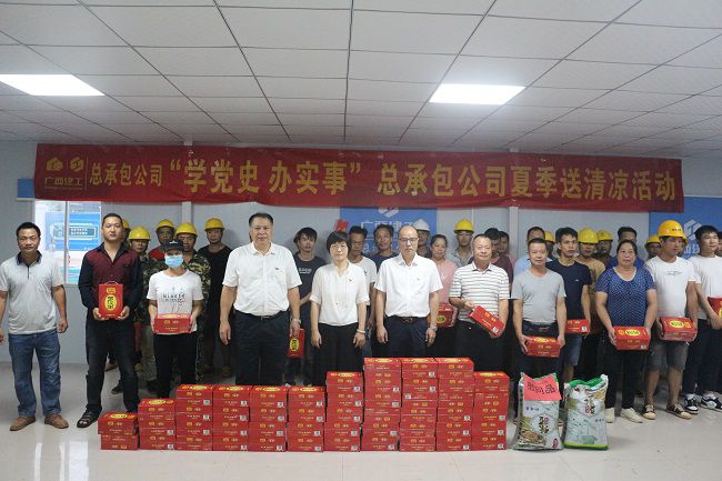 1626420506531356.jpg “送清凉”活动合影。张钊林 摄(修图).jpg