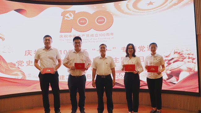 1626421298857150.jpg 赠送政治生日贺卡合影。卢勤 摄(修图).jpg