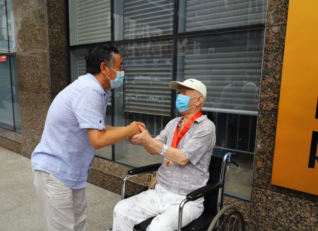 1626422003127124.jpg 与张建堂亲切交谈(修图).jpg