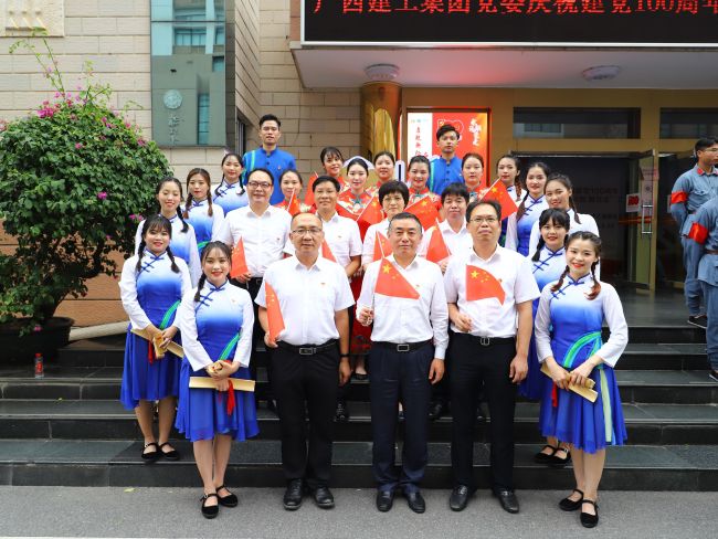 领导与演职人员合影。李立云 摄.jpg