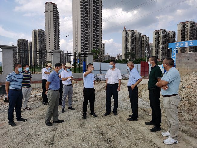 高鑫（右四）在项目现场。翁职信 摄（修图）.jpg