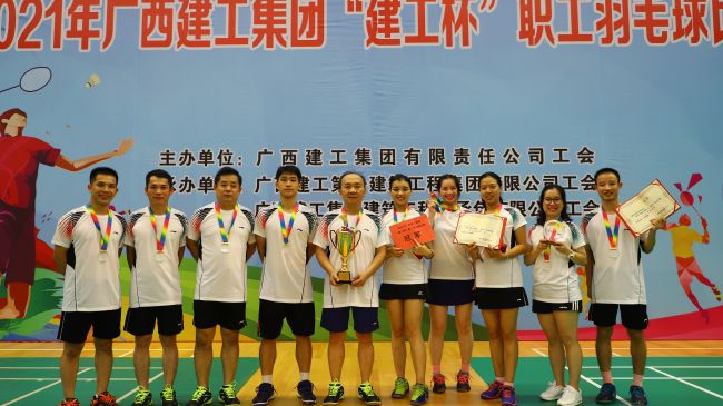 1633762498345373.jpg 公司参赛队员合影.jpg