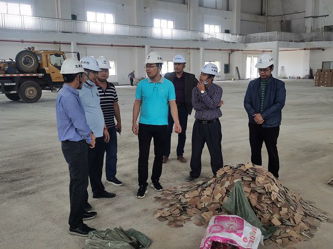 现场指导工作。梁宏宇 摄（修图）.jpg