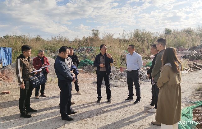 指导工作现场。梁金婷 摄（修图）.jpg