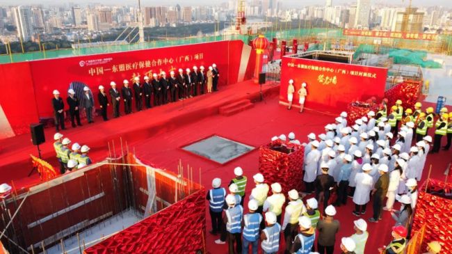 1639448432236803.jpg 封顶仪式现场(修图).jpg