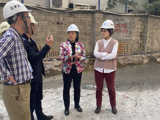 1639449239171868.jpg 骆春燕在项目检查指导。商秋劲 摄(修图).jpg