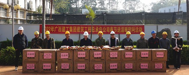 （修图）与一线工人合影。谢微旋 摄.jpg