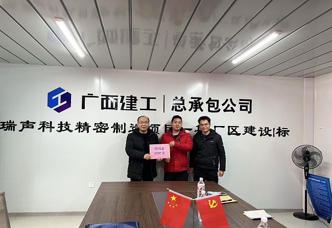 发放慰问金。廖之锭 摄（修图）.jpg