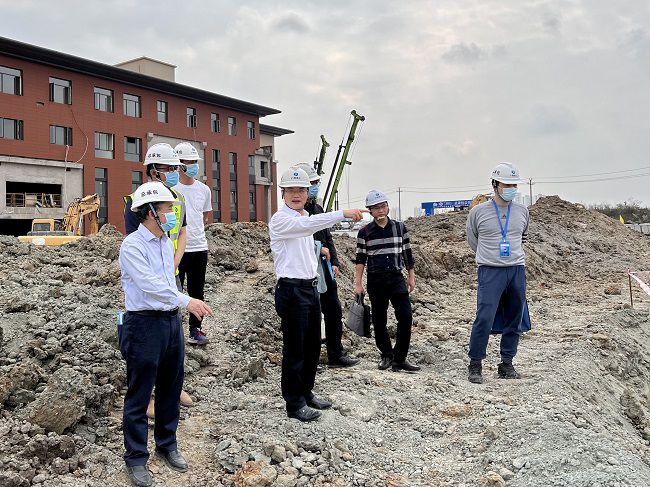 施工现场。卢丽君 摄（原图）0.jpg