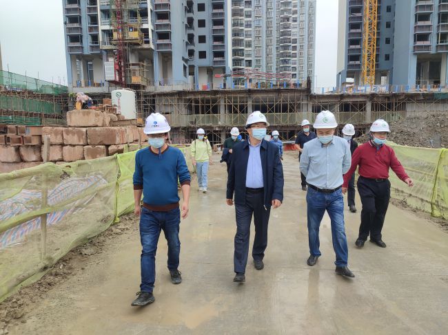 检查施工质量。梁观德 摄（修图）.jpg