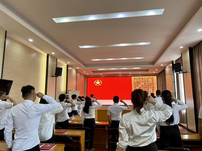 1652059691249154.jpg 重温入团誓词。黄璐璐 摄(修图).jpg