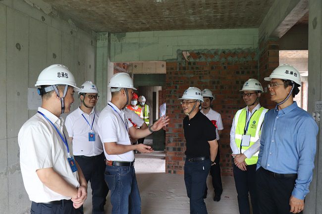 深入现场检阅建设情况。周煜川 摄（修图）.jpg
