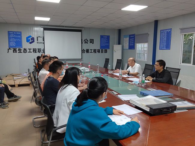 陆烜在项目指导工作。潘敏宽 摄（修图000）.jpg