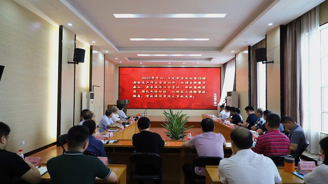 集中观看《生命重于泰山》教育宣传片。 郑诗宝 摄（修）.jpg