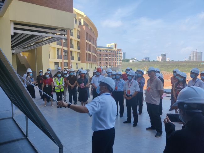 1654156892106688.jpg 调研组听取项目情况介绍(修图).jpg