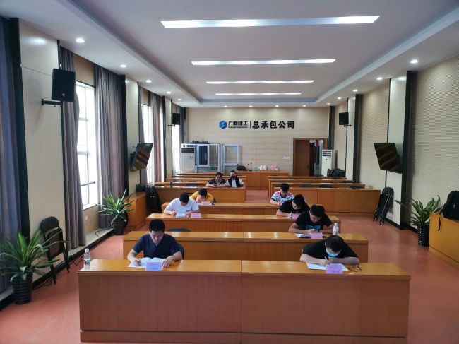 认真答题。黄宝生 摄（修图）.jpg