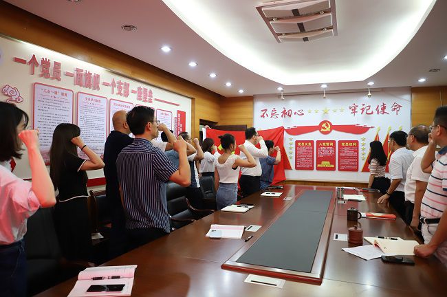 1656555809132869.jpg 重温入党誓词(修图).jpg