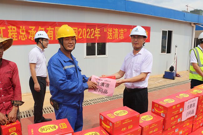 1658363201123316.jpg 发放慰问品。张钊林 摄(修图).jpg