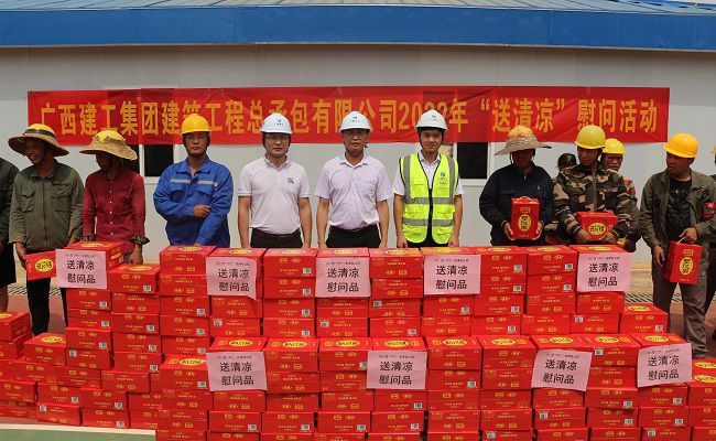 1658363228664410.jpg 与农名工代表合影留念。张钊林 摄(修图).jpg