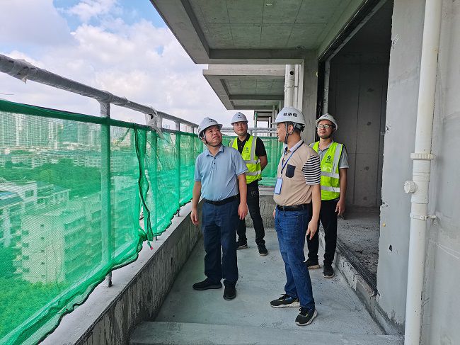 1658713700139315.jpg 岑廷义深入项目现场检查工作进度。谢秋云 摄(修图).jpg