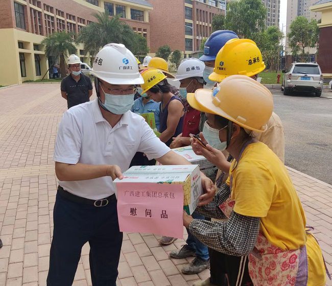 发放慰问品 。彭永彬 摄（修图）.jpg