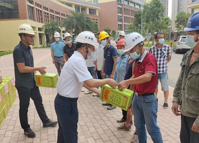 发放慰问品。彭永彬 摄（修图）.jpg