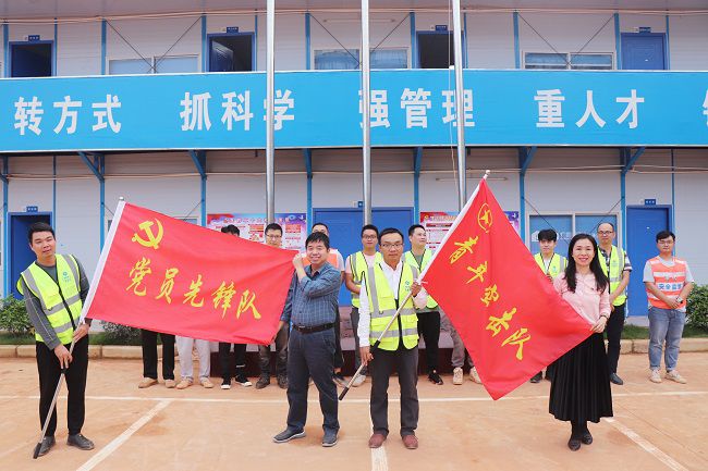 1669595670138824.jpg 岑廷义和张力为党支部授旗。周煜川 摄(修图).jpg