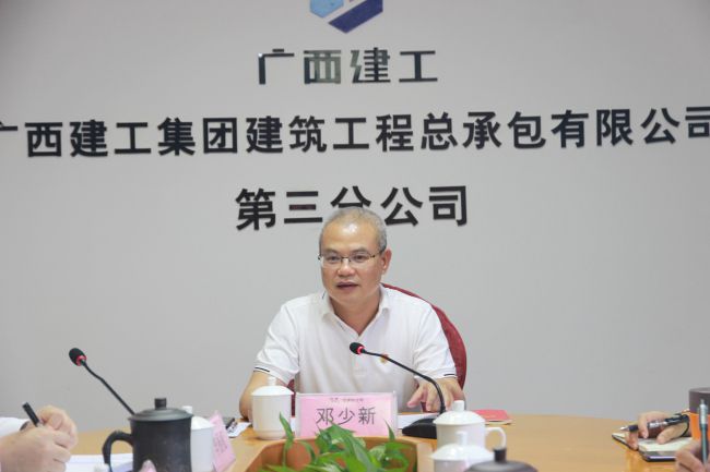 1669685397774573.jpg 邓少新宣讲党的二十大精神。梁红玉 摄(修图).jpg