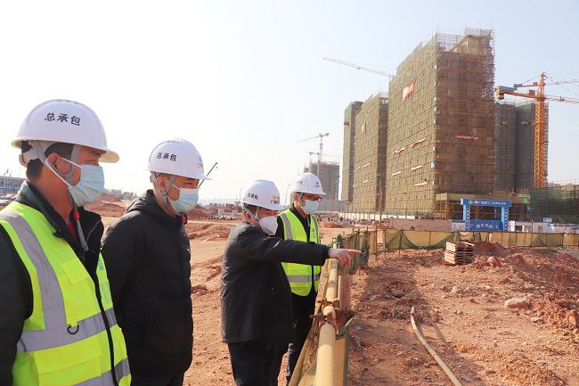 岑廷义在施工现场部署下一阶段要务。周煜川 摄（图）(2).jpg