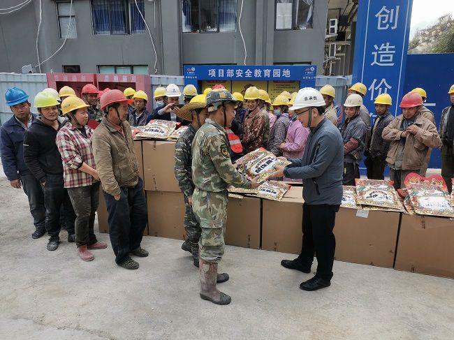 1674006911126173.jpg 陆烜为农民工发放慰问品 原图00.jpg