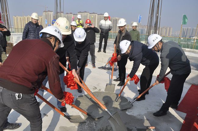 陆烜（右一）与现场嘉宾共同为项目封顶浇筑混凝土。王瑾贞 摄（修图）.jpg