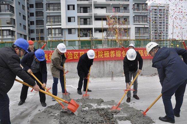 黎平山（右二）与现场嘉宾共同浇筑混凝土。王瑾贞 摄（修图）.jpg