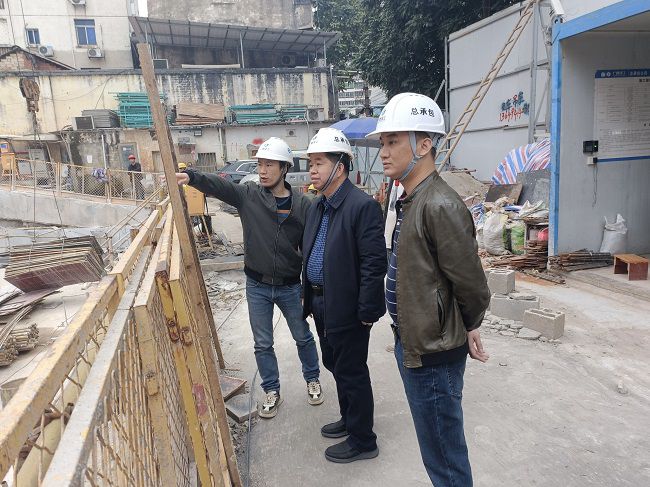 2岑廷义深入现场进行走访。覃必英 摄（修图）.jpg