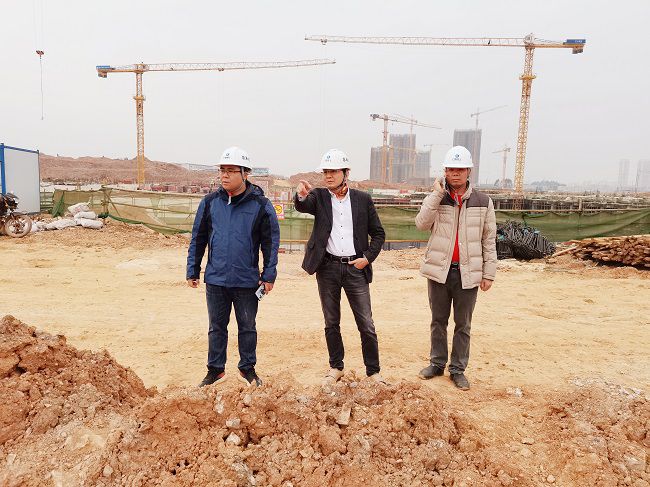 黎平山深入现场进行安全检查。陈海玮 摄（修图）.jpg