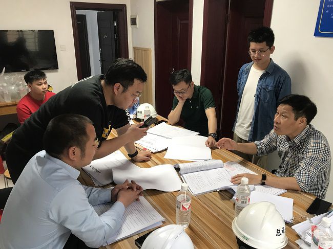 研讨解决现场问题。韦吉亮 摄（修图）.jpg