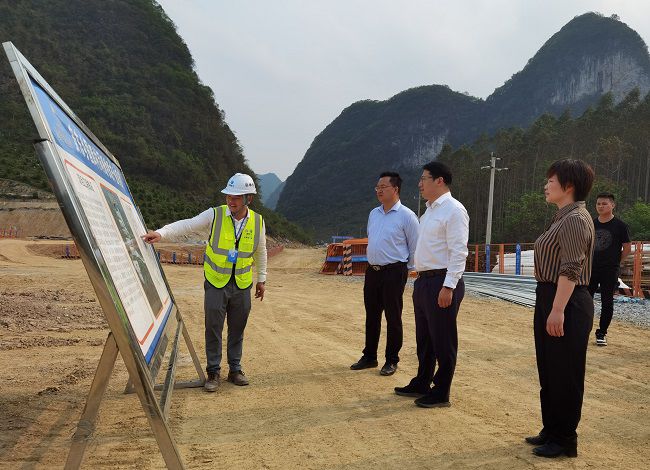 1679965519972260.jpg 听取工作汇报。江家兵 摄(修图).jpg